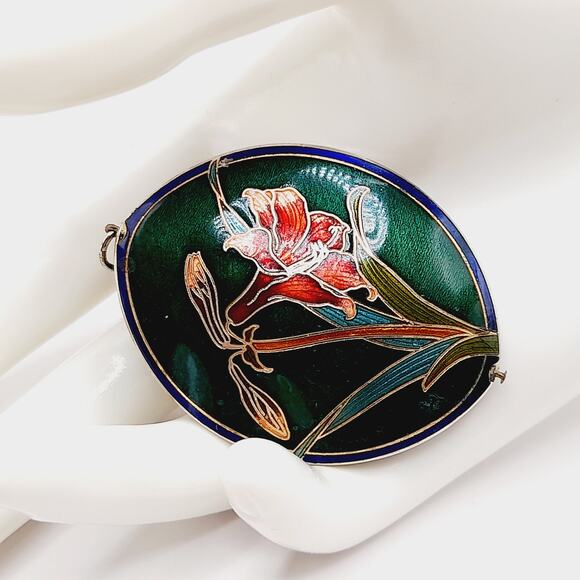 Vintage Cloisonné Enamel Pendant Red Flower on Green Oval No Chain 2 Inch - Picture 1 of 7